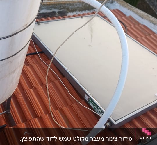 מערכת דודי שמש על גג רעפים אדום